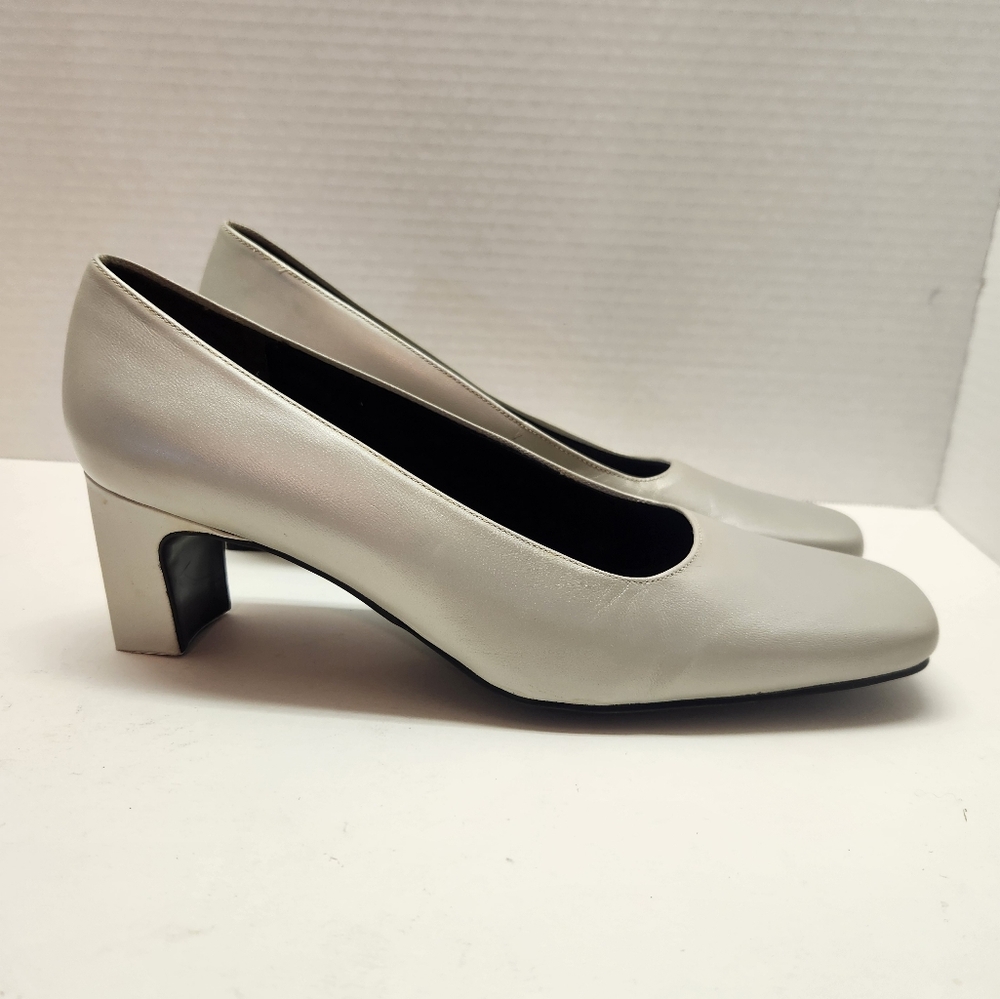 Vintage Easy Spirit Anti-Gravity Silver Heels Size 9